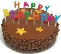 Gateau au chocolat avec bougies Happy Birthday