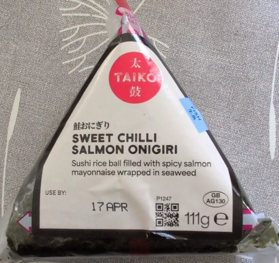 鮭おにぎり SWEET CHILLI SALMON ONIGIRI Sushi rice ball filled with spicy salmon mayonnaise wrapped in seaweed