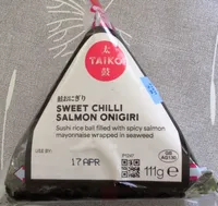 鮭おにぎり SWEET CHILLI SALMON ONIGIRI Sushi rice ball filled with spicy salmon mayonnaise wrapped in seaweed