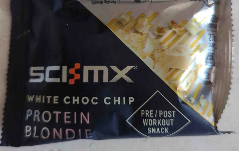 WHITE CHOC CHIP PROTEIN BLONDIE