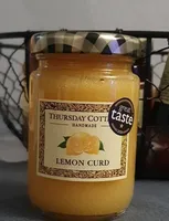 Conserves de fruits en magasin d'oeufs de ferme