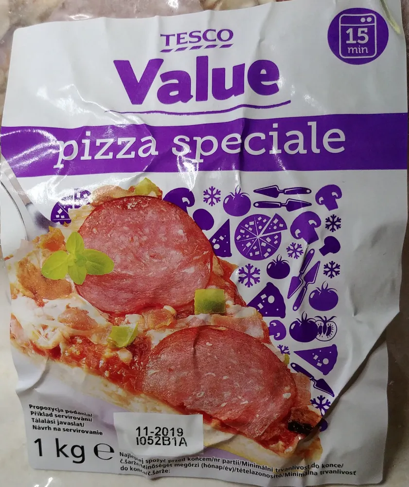 Pizza z szynką wieprzową, salami wieprzowym i pieczarkami