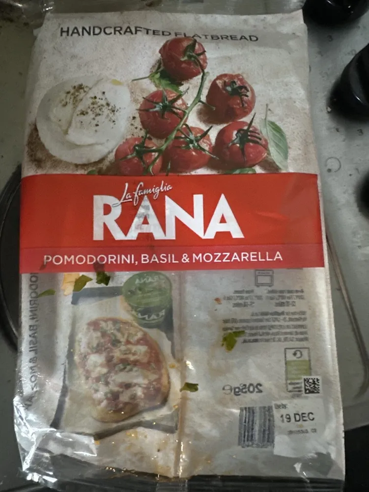 Pomodoribu Basil Mozerella Flatbread