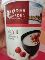 Skyr de queso fresco con ruibarbo y frambuesas