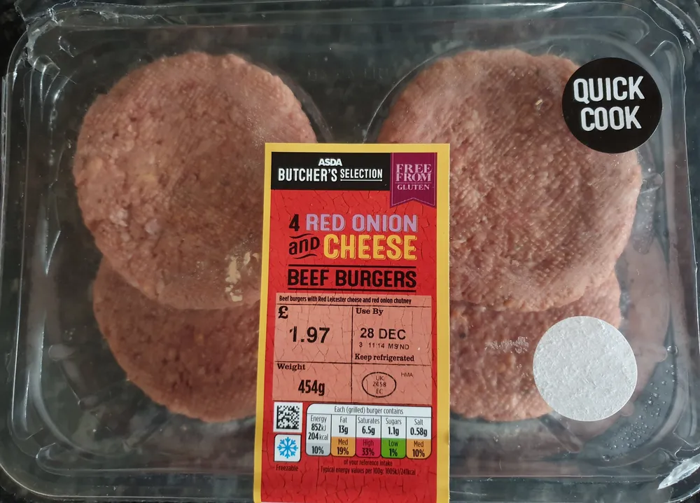 Red onion and cheese beef burguers