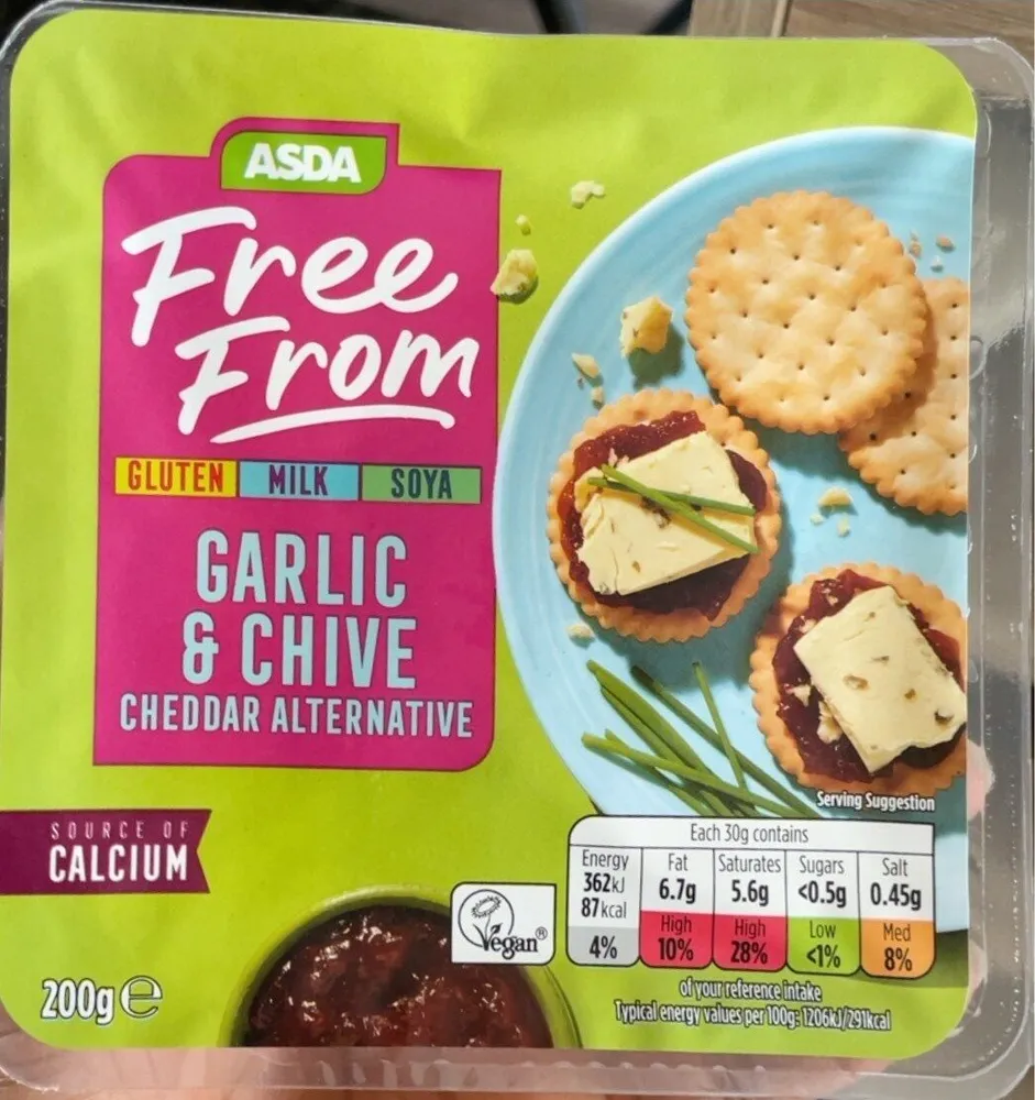 Garlic and chive cheddar alternative