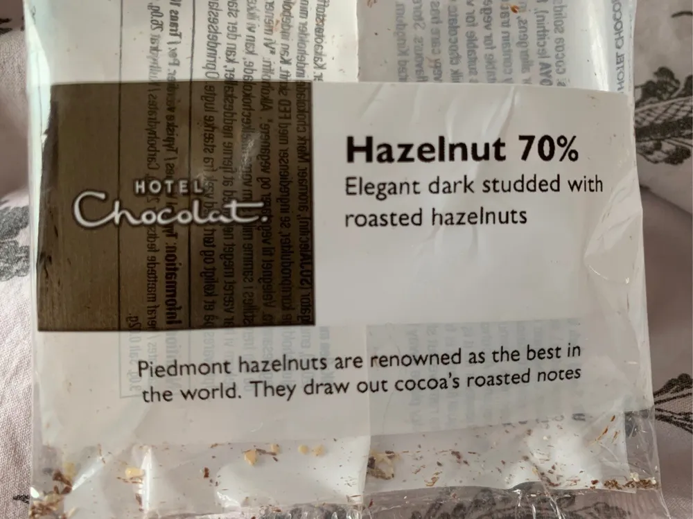 Hazelnut 70% Elegant dark studded with roasted heazelnuts