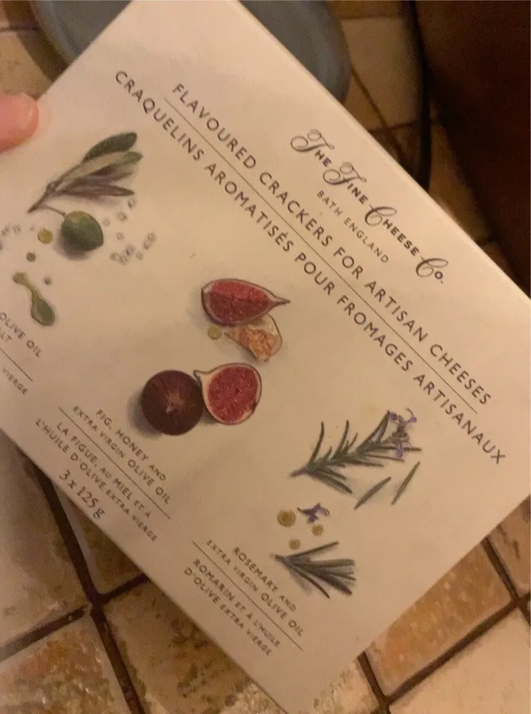 Flavoured crackers for artisan cheeses