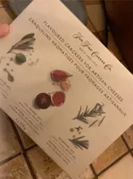 Flavoured crackers for artisan cheeses