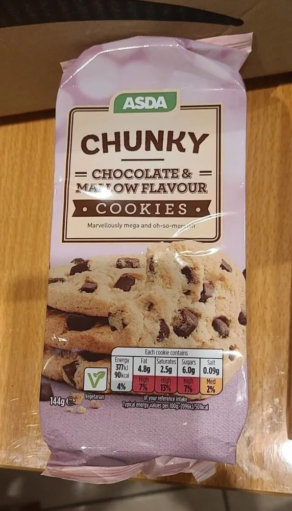 Chunky chocolate and mallow flavour cookies