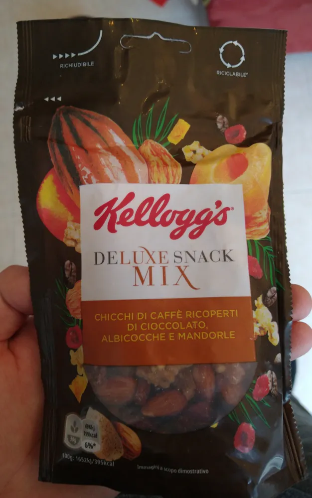 Deluxe snack mix