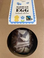 Marbled chocolate egg