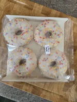 4 white ring donuts
