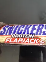 Barre à l'avoine riche en protéines avec une couche de caramel et arachides enrobées de chocolat au lait