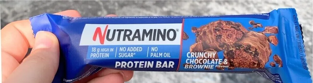 Crunchy chocolate brownie protein bar