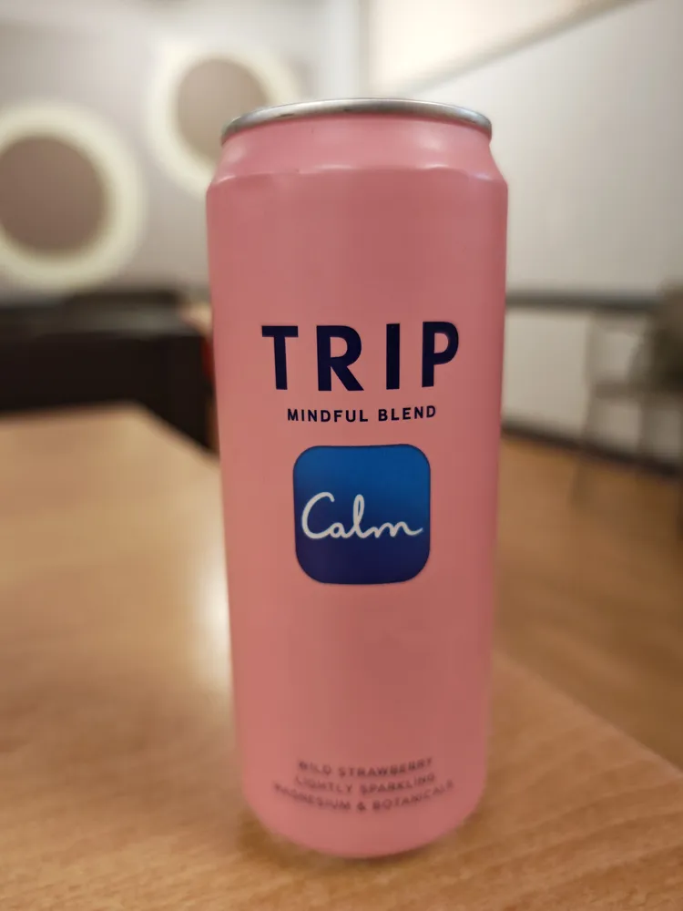 Sparkling flavoured drink with fruit juices from concentrate, added magnesium