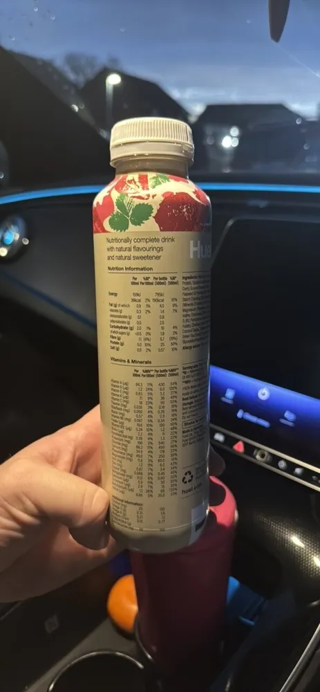 Nutritionally complete drink with natural flavourings and natural sweetener