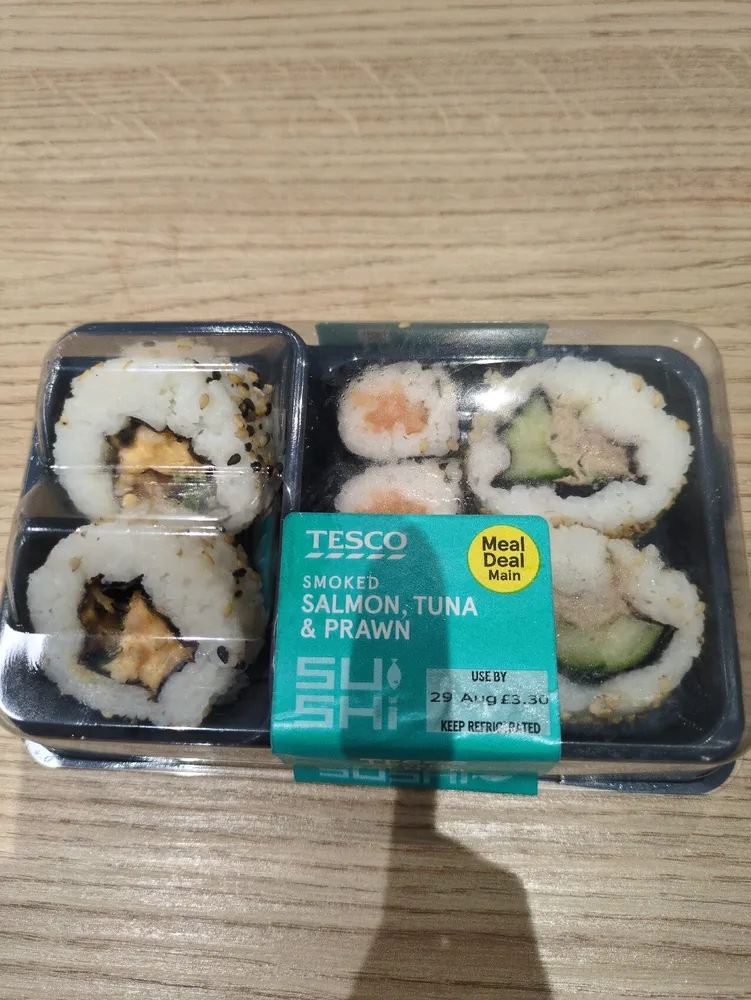 TESCO SMOKED SALMON, TUNA & PRAWN Meal Deal Main U