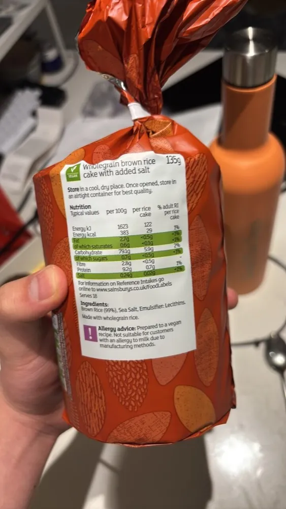 Wholegrain brown rice cake with added salt