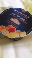 Yaourt grec avec morceaux de fruits pêche abricot raisin