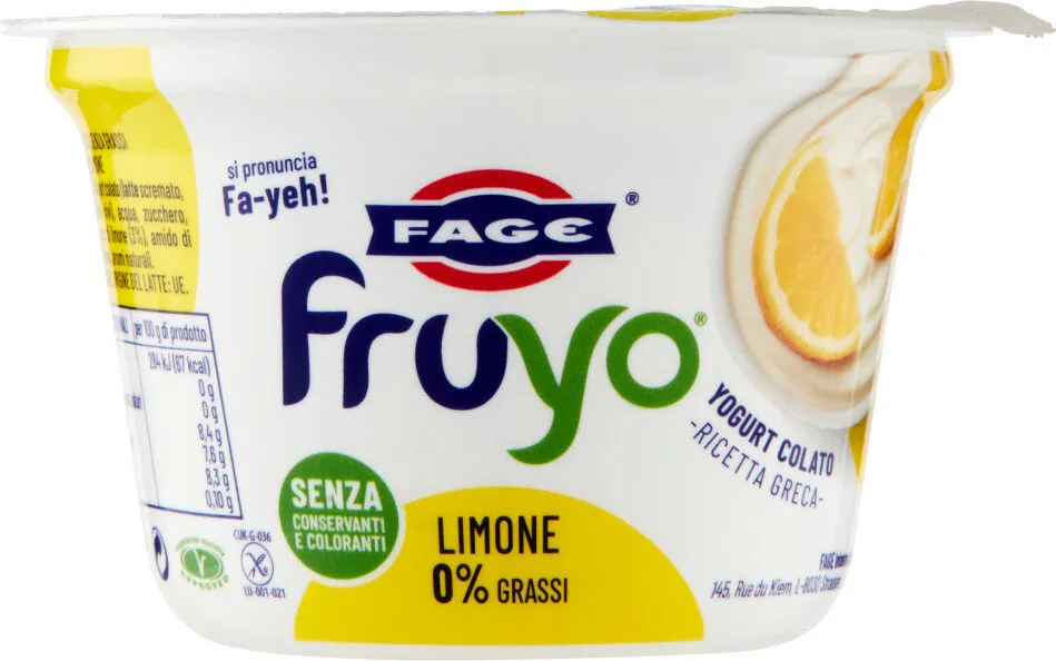 yogurt colato con pezzi di limone