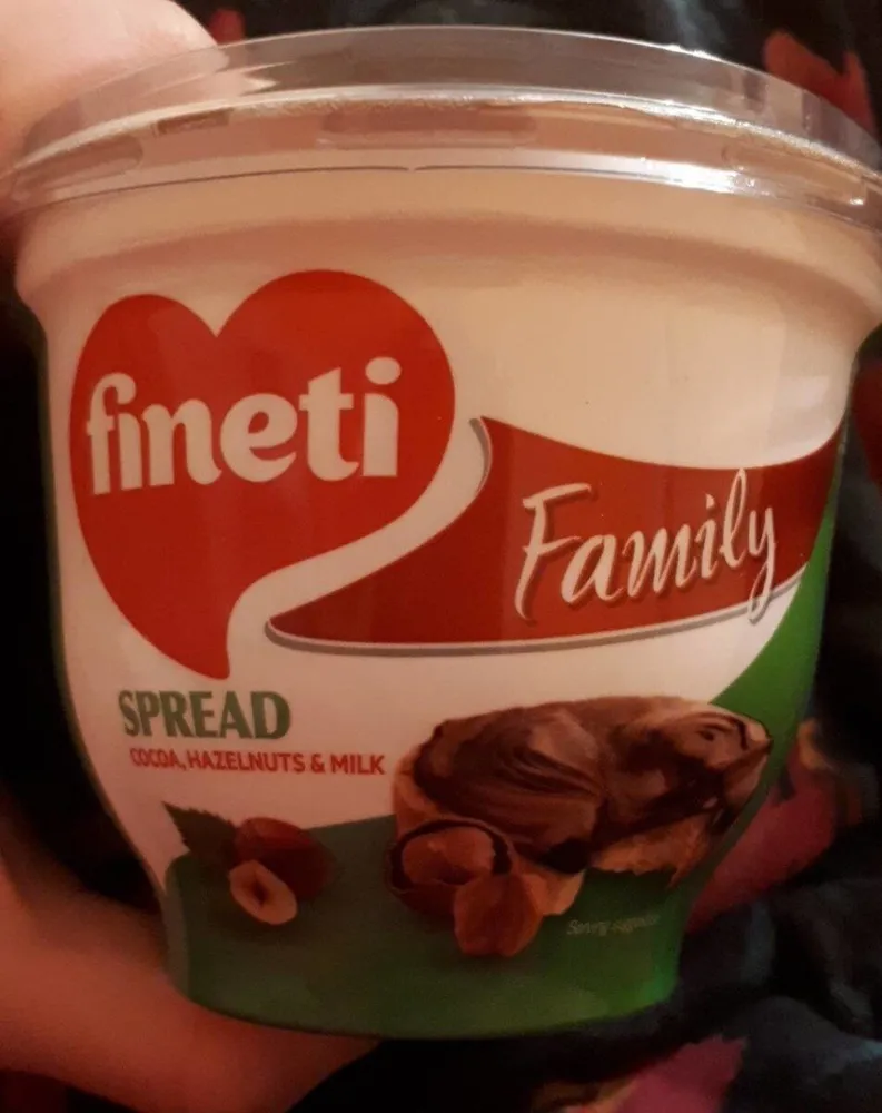 Spread with cocoa, hezelnuts and milk
