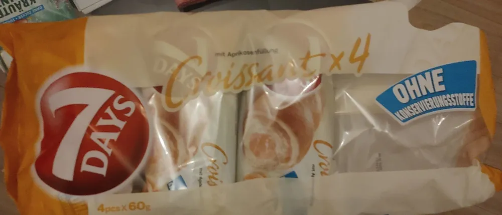 Croissant mit Aprikosenfüllung