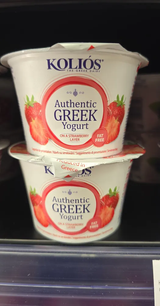 Yogurt greco stwraberry layer