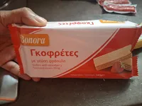Wafers with strawberry flavoured cream filling