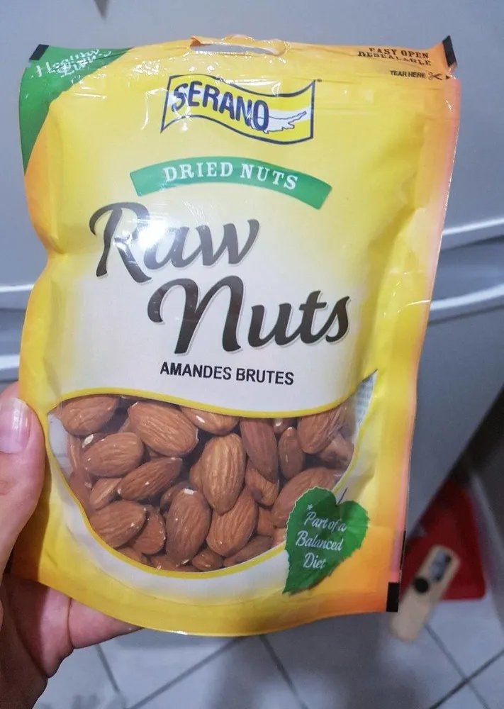 Raw nuts amandes brutes
