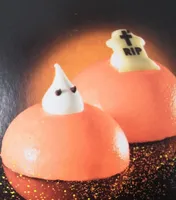 Crème glacée à la vanille avec coulis de fruits