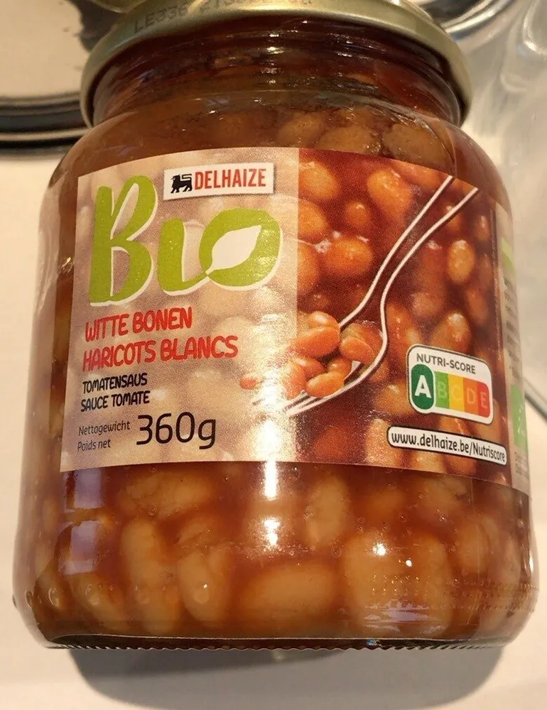 Haricots blancs. Sauce tomate