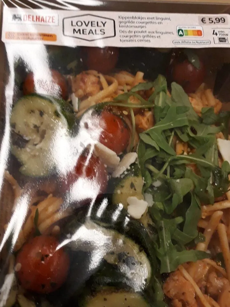 Dés poulet aux linguines courgettes grillees