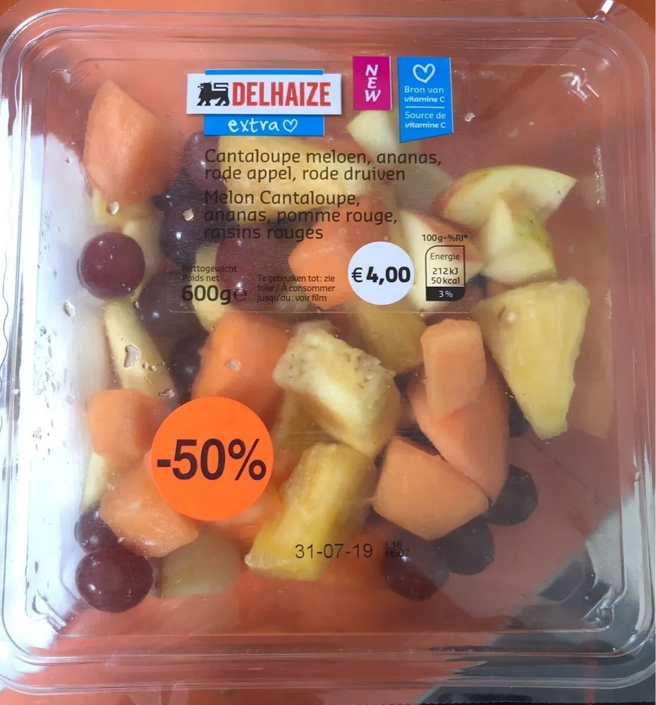 Melon cantaloupe, ananas, pomme rouge, raisins rouges