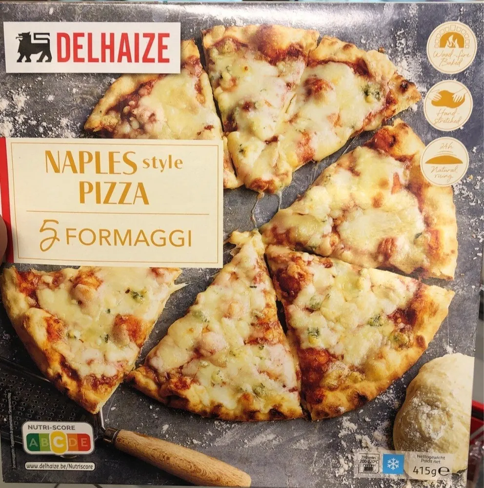 Naples style pizza 5 fromaggi