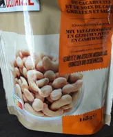 Mélange de cacahuètes et de noix de cajou grillées et salées