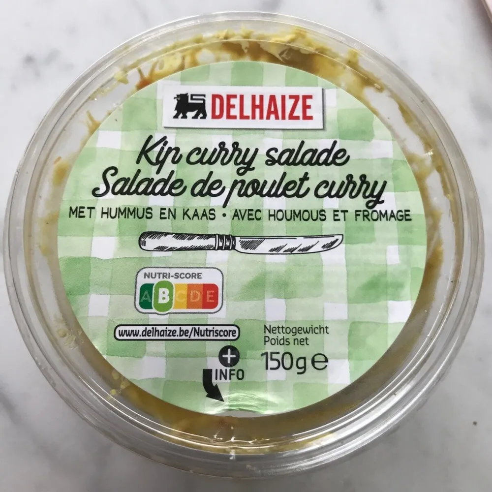 Kip curry salade met hummus en kaas