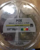 Ontpitte kalamata- en groene olijven met basilicum