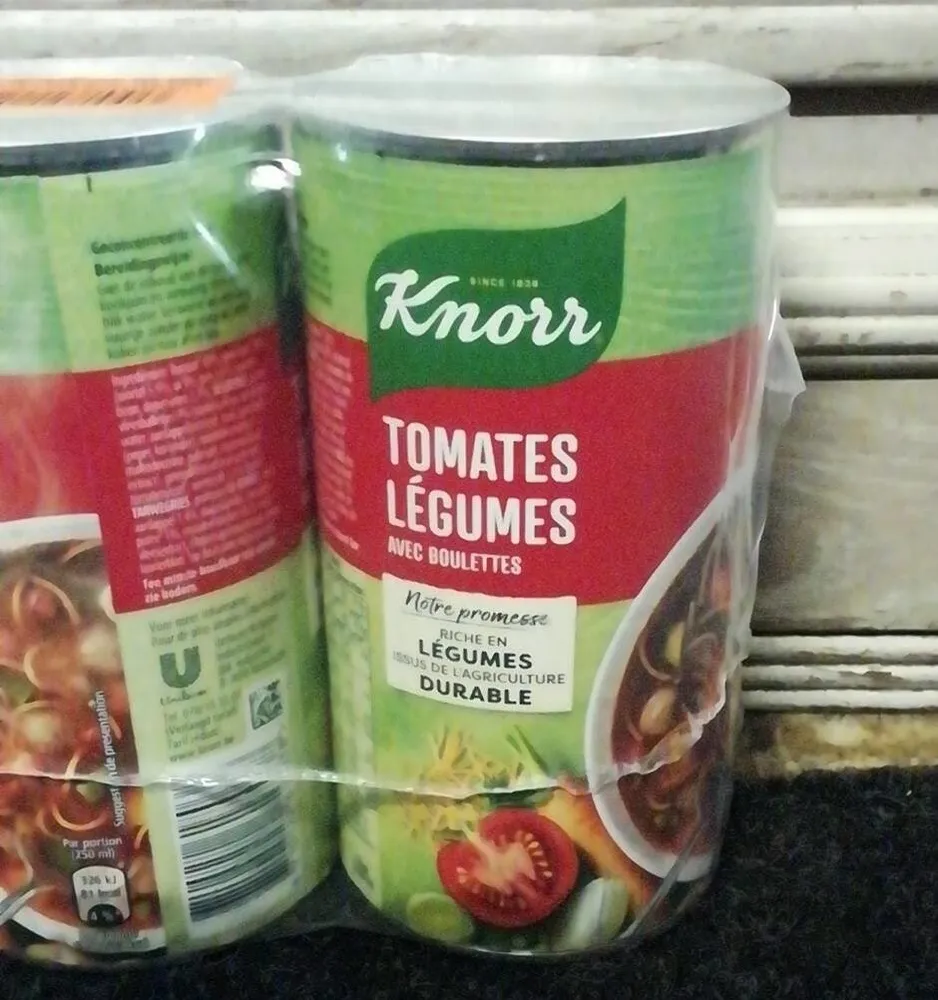 Soupe de tomate avec legumes et boulette de viande