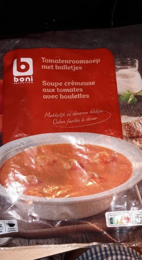 Soupe crémeuse aux tomates avec boulettes
