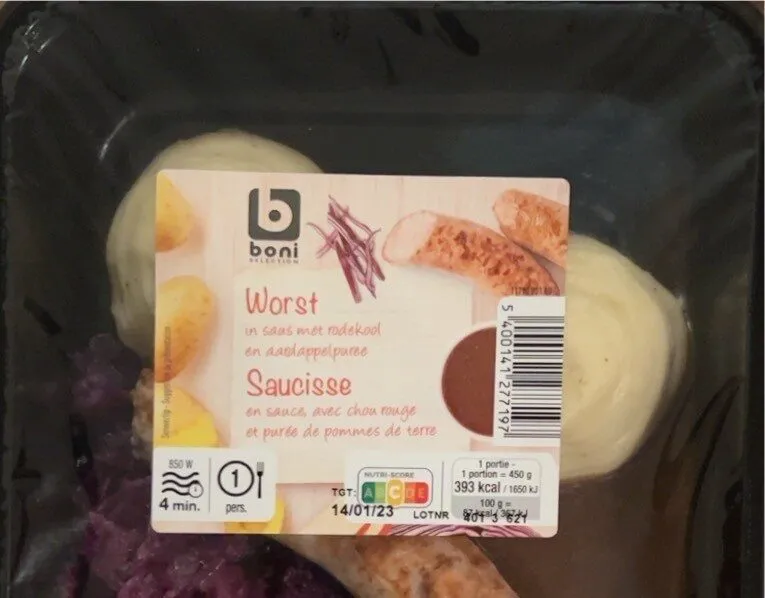 Saucisse en sauce avec chou rouge et purée de pommes de terre