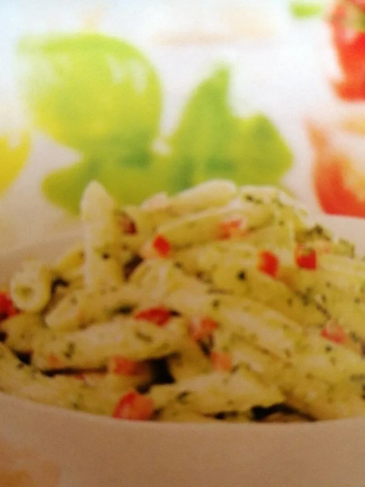 Penne au pesto vert et aux tomates