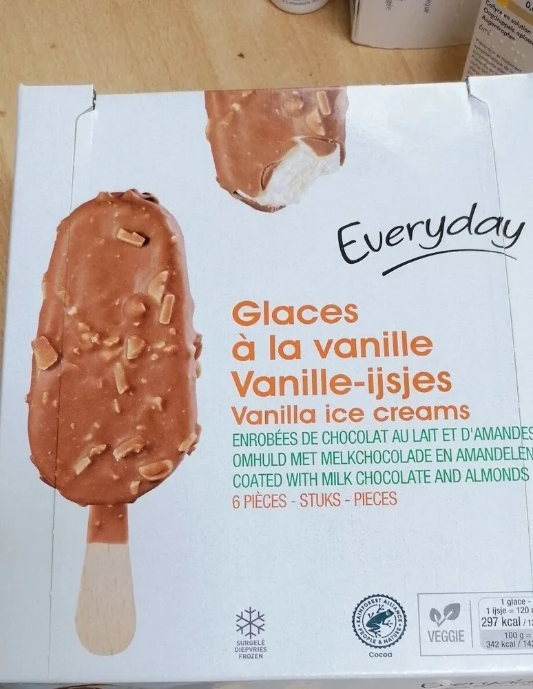 Glaces à vanille enrobées de chocolat au lait et amandes