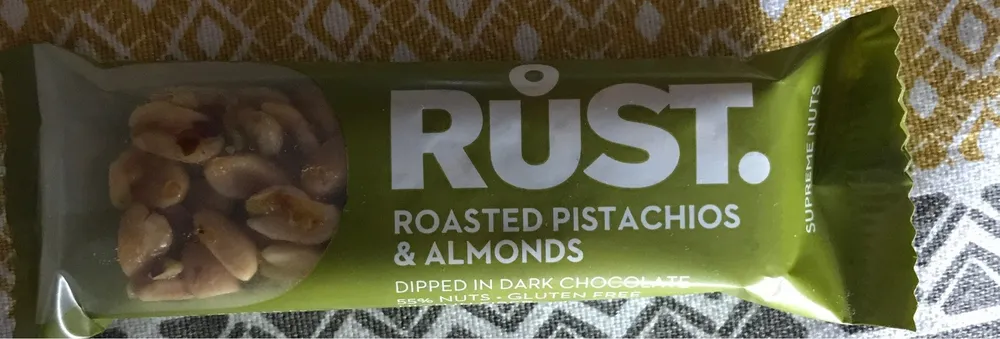 Pistaches et amandes roties trempées dans du chocolat noir