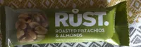 Pistaches et amandes roties trempées dans du chocolat noir