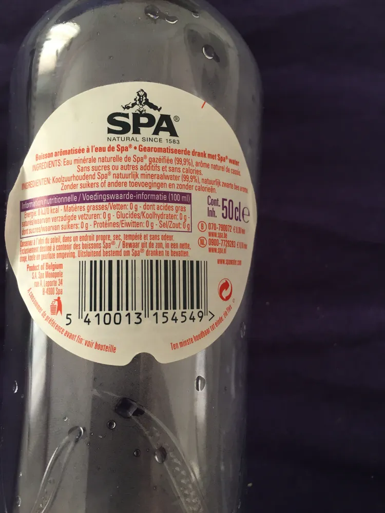 Eau aromatisée au cassis
