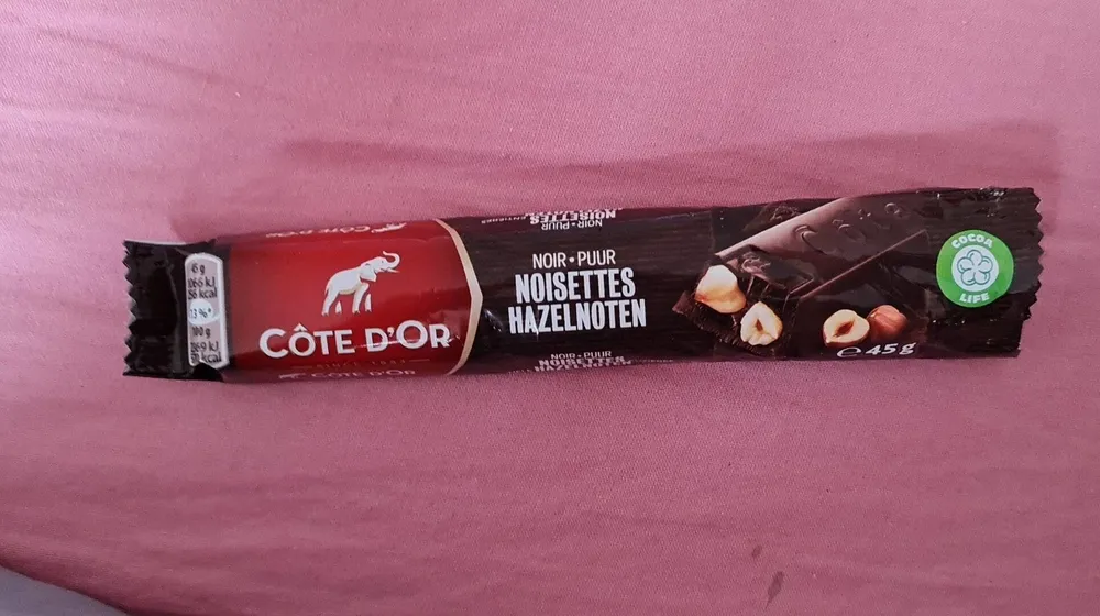 Bar de chocolat noir noisettes entières