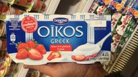 Oîkos Greek Auf einer Erdbeer-Schicht