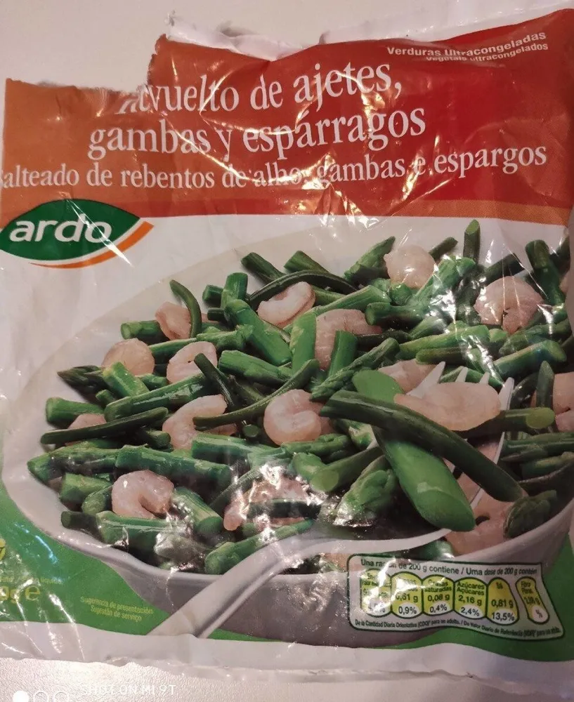 Revuelto de ajetes, gambas y espárragos