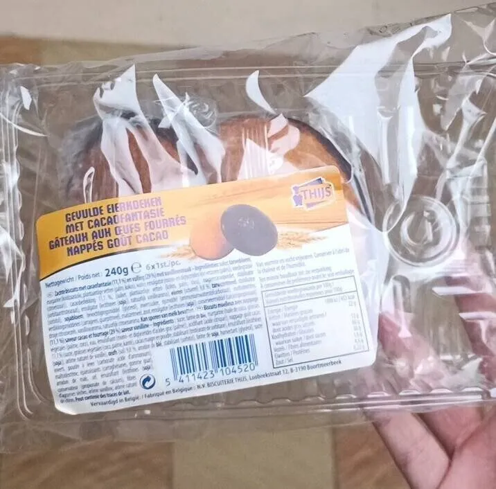 Gâteaux aux oeufs fourrés nappés de chocolat